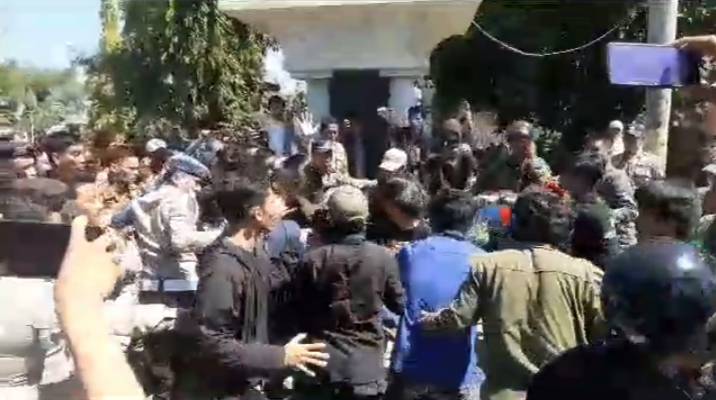 Demo HMI Majene Menolak Penundaan Pilkades di Kantor Bupati Majene Berujung Ricuh