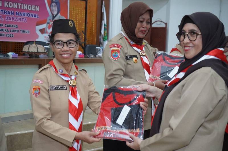 Hj. Sufriyati Budiman Lepas Kontingen Pramuka Lutim ke KPN Cibubur