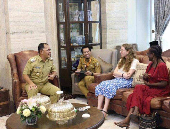 Helmy Budiman Dampingi Wali Kota Audiens Bersama Delegasi Wellcome Trust dan Monash University