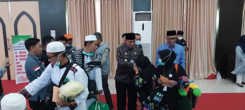 Kloter 21 UPG Awali Pemulangan Gelombang II, Jemaah Wajo Dapat Sertifikat Haji