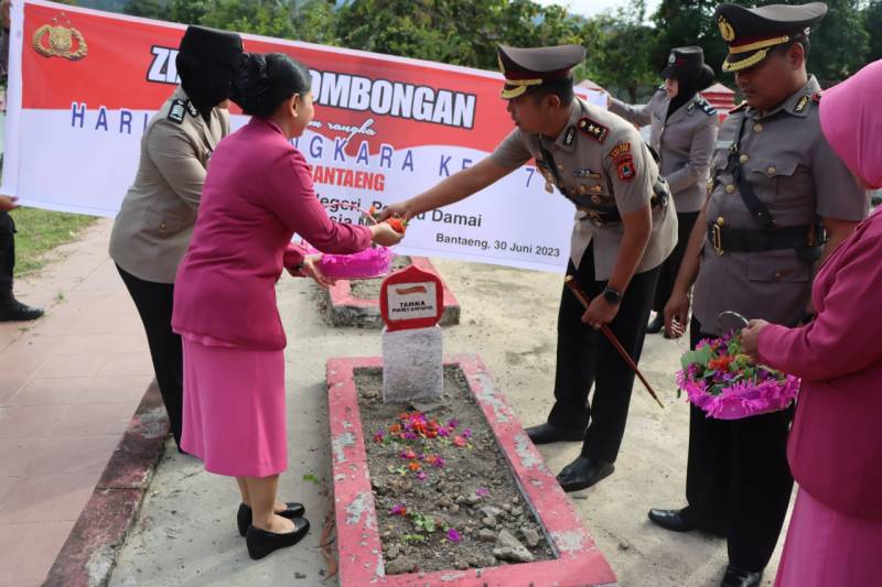 Peringati Hari Bhayangkara ke-77, Kapolres Bantaeng Pimpin Ziarah dan Tabur Bunga Ke TMP