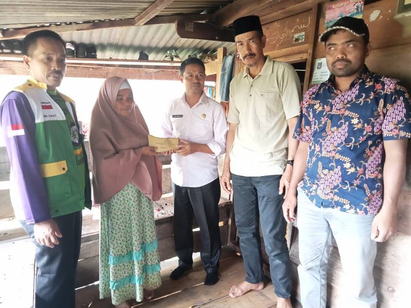 Tiga Warga Kecamatan Curio Terima Bantuan Dari Baznas Enrekang, Segini Jumlahnya 