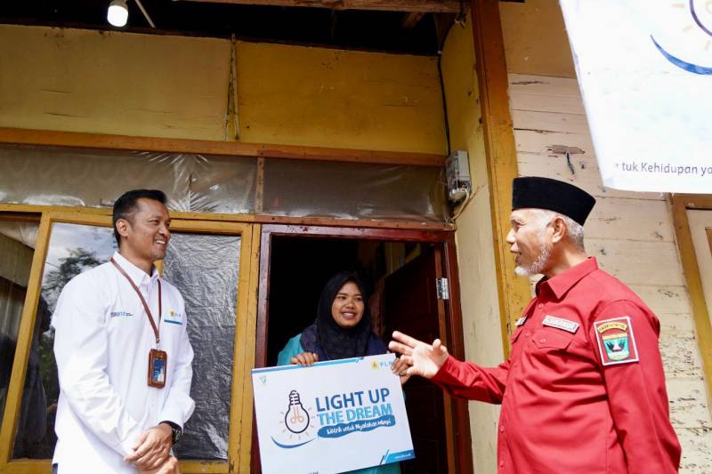 Program Sambung Listrik Gratis Light Up The Dream PLN Sentuh 11.819 Penerima Manfaat di Indonesia
