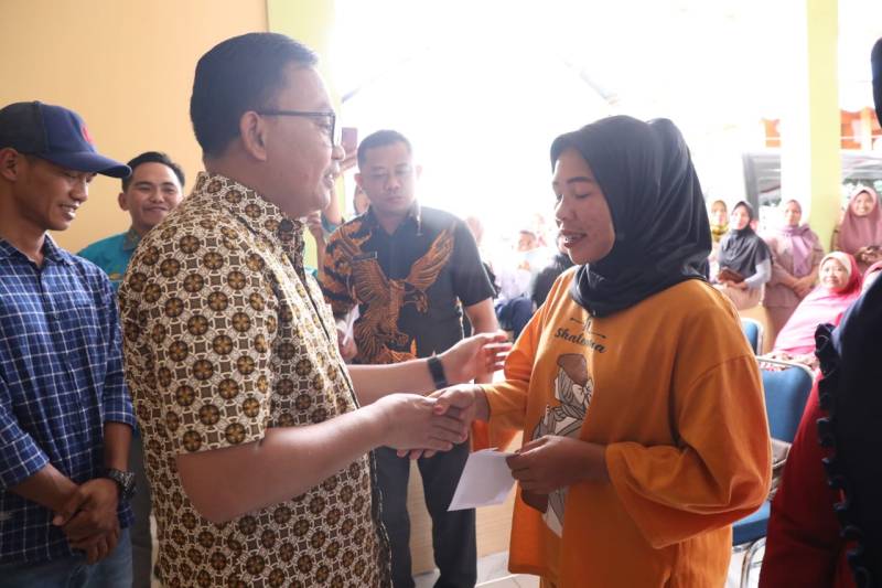 Harap Masyarakat Tetap Produktif, Bupati Bantaeng Salurkan BPNT di Biangkeke
