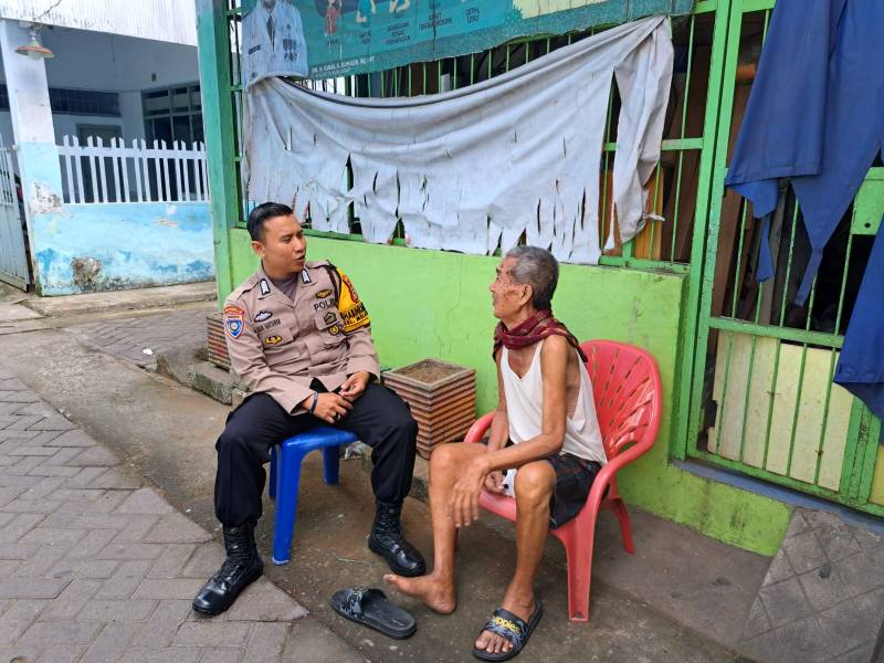 Sambil Bersenda Gurau, Bhabinkamtibmas Melayu Baru Sampaikan Pesan Kamtibmas ke Masyarakat