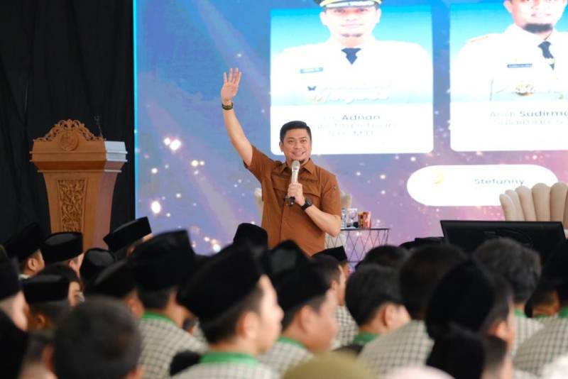 Adnan Beri Motivasi Pendidikan Siswa Madrasah Arifah Gowa