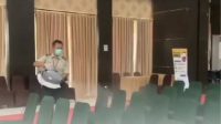 Jaga Kesehatan Jemaah Haji, PPIH Bidang Kesehatan Debarkasi Makassar Semprotkan Cairan Disinfektan di Aula Penerimaan
