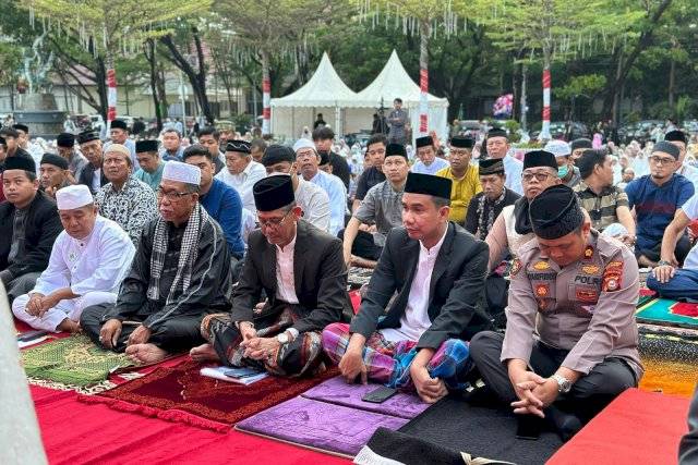 Ketua DPRD Kota Makassar Rudianto Lallo Bersama Warga Muhammadiyah Shalat Idhul Adha di Pantai Losari