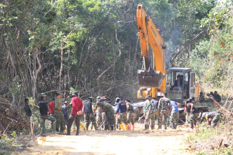 Membangun Jalan, Bukti Cinta TNI untuk Masyarakat Tanah Lemo Bulukumba