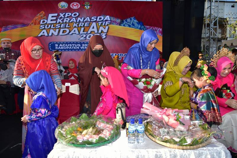 Ribuan Peserta Defile Ramaikan Expo Dekranasda Kreatif Andalan 2023 di Wajo