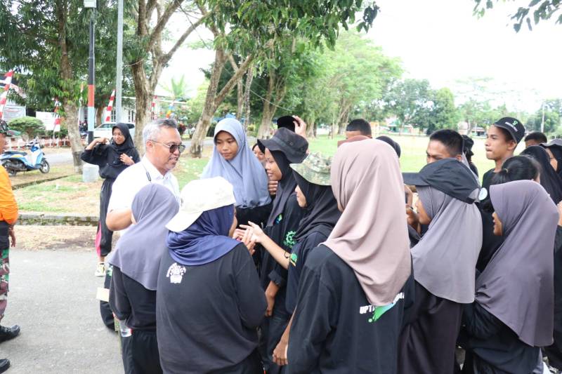 Ini Momen Saat Bupati Budiman Menyapa Paskibraka Kecamatan Burau Lalu Foto Bersama