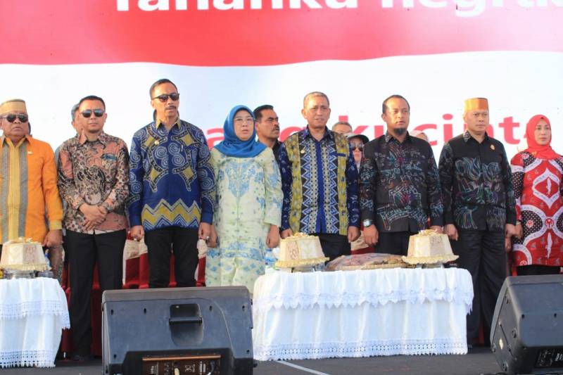 Didampingi Ketua Dekranasda, Gubernur Sulsel Buka Secara Resmi Expo Dekranasda Sulsel Kreatif Andalan
