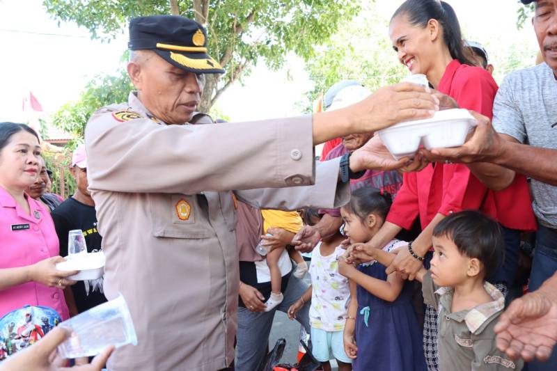 Polres Bantaeng Kembali Bagikan 605 Nasi Kotak Ke Warga