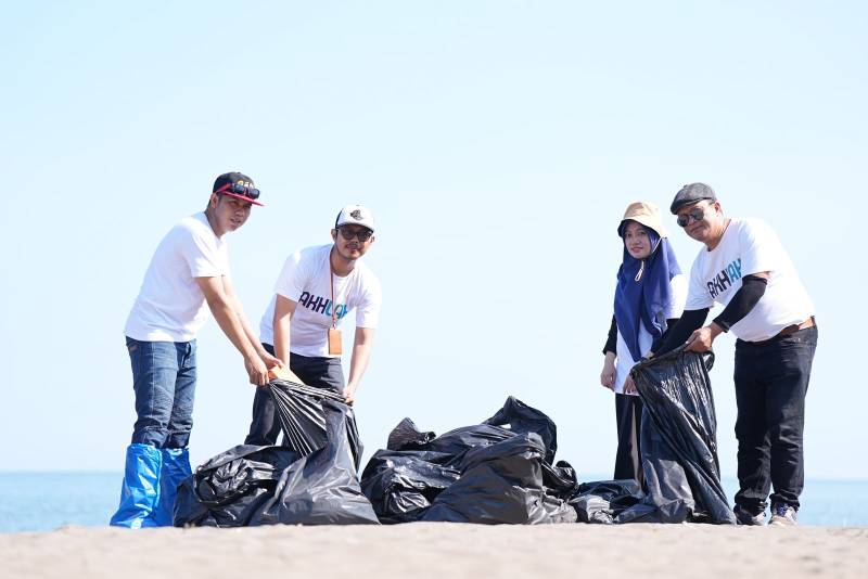 ‘Milenial Enviromental Movement’, Milenial Semen Tonasa Ikut Bersih-bersih Pantai