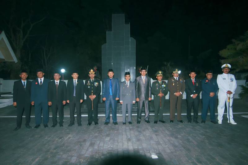 Bupati dan Wabup Selayar Ikuti Apel Kehormatan dan Renungan Suci di TMP Barugaia