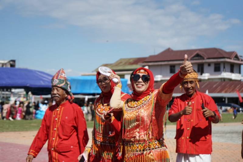 Ribuan Masyarakat Ikut Roadshow Kebudayaan di Lapangan Kecamatan Tomoni