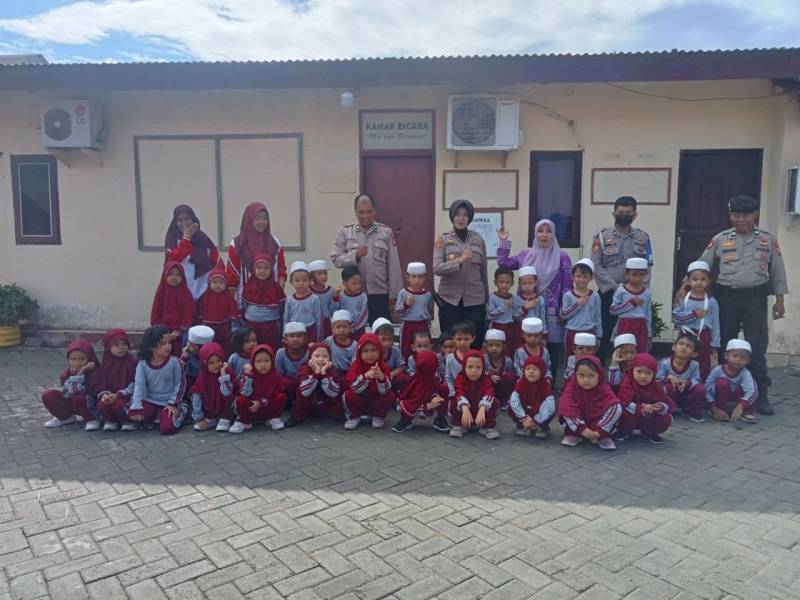 Murid TK Raodatul Atfa Alqautzar Studi Healing di Mapolsek Ujung Tanah