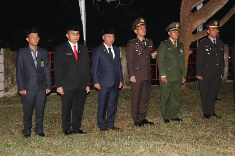 Kenang Jasa Pahlawan, Bupati Budiman Hadiri Malam Renungan Suci