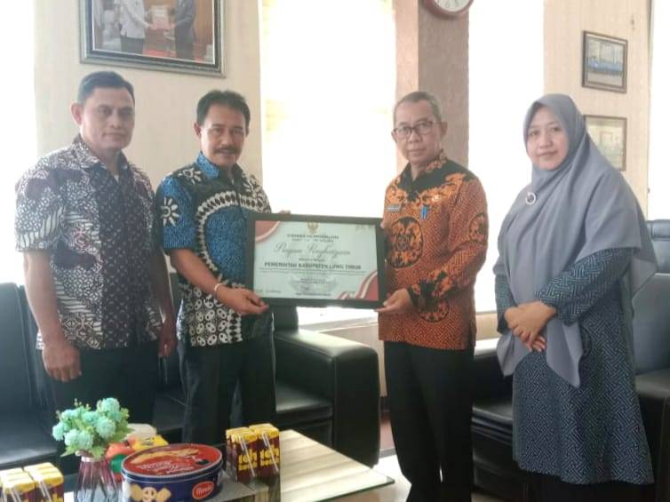 Lutim Terima Penghargaan Terbaik Ketiga Pembayaran Pajak Kendaraan Dinas Terbanyak 2023