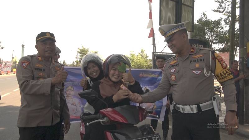 Operasi Zebra Pallawa, Polisi Pangkep Beri Bunga dan Cokelat ke Pengendara