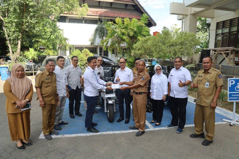 Sinergi dengan Forum CSR Sulsel, Pelindo Regional 4 Bantu 2 Unit Motor Sampah