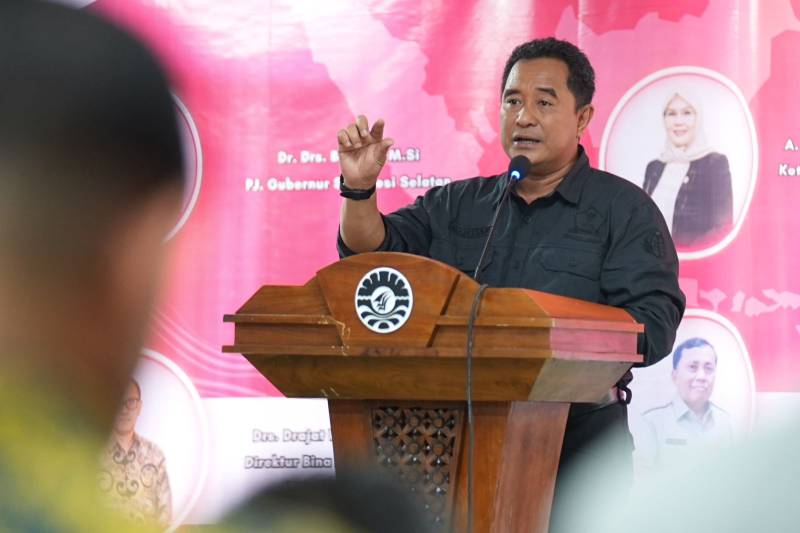 Pj Gubernur Bahtiar Kobarkan Semangat Gotong Royong di Kampus UNM