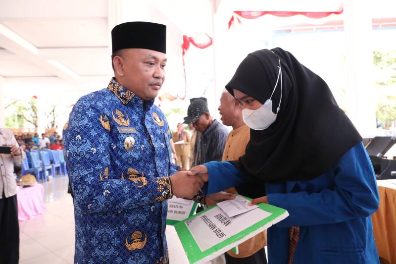 Bupati Bantaeng Ilham Azikin Salurkan Zakat dan Infaq BAZNAS