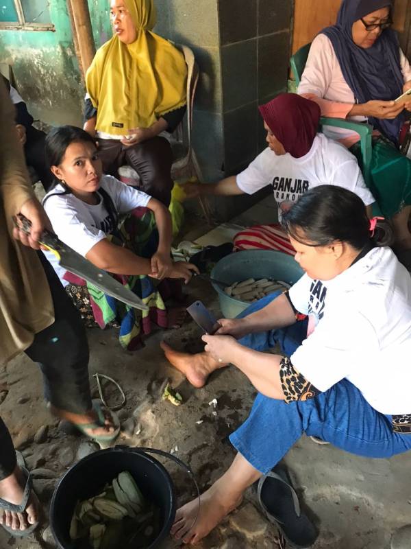 Mak Ganjar Latih Ibu-Ibu Desa Tarowang Tanggakang Membuat Pisang Peppe