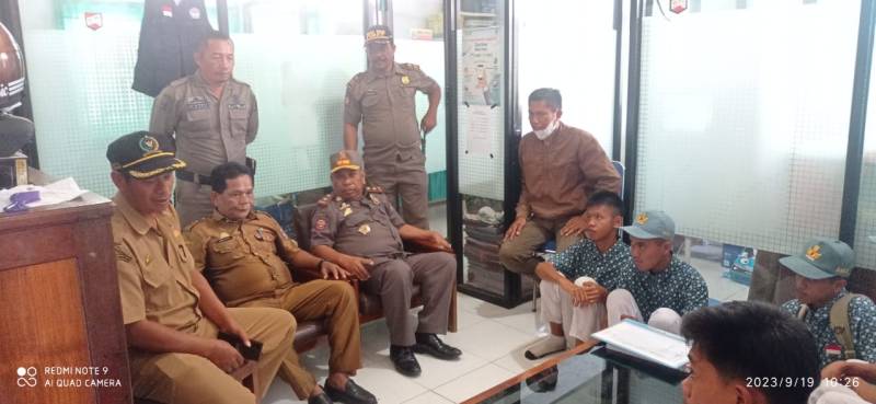 Satpol PP Tertibkan Siswa Yang Berkeliaran Saat Jam Pelajaran