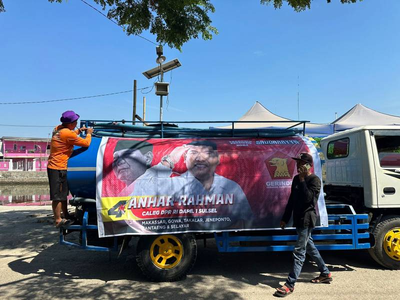 Peduli Keresahan Masyarakat, Caleg DPR RI Gerindra Salurkan Air Bersih di Makassar