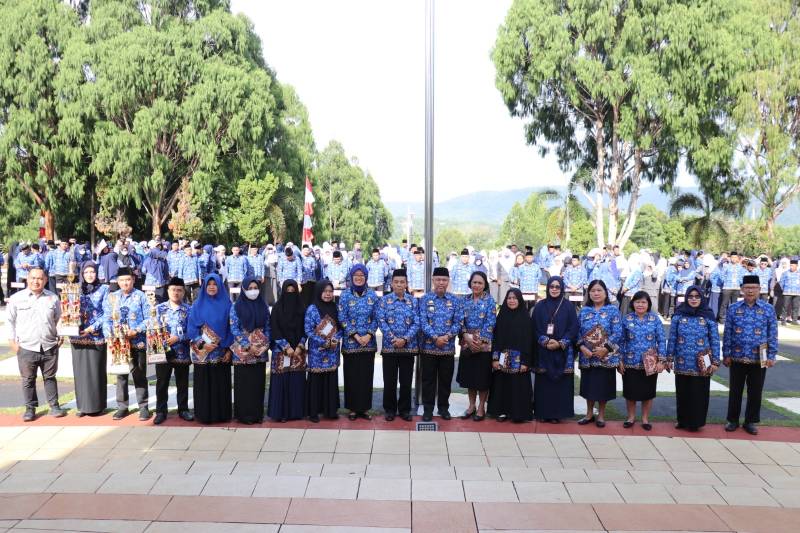 Momentum HKN, Budiman Serahkan SK Pensiun dan Trhopy Juara Umum Porkab