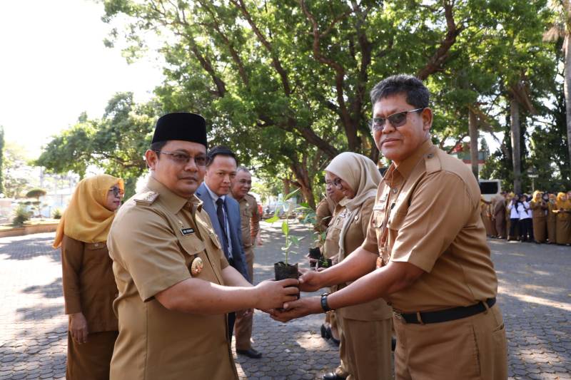 Penyerahan Bibit Cabai ke ASN Pada Apel Gabungan Pemkab Bantaeng