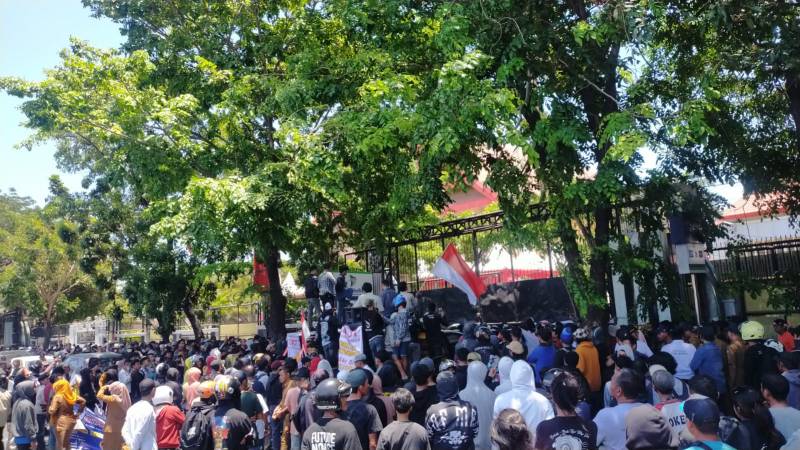 Ribuan Massa APDESI dan Aliansi Mahasiswa Gelar Aksi di Depan DPRD Sulsel Soroti Pernyataan dan Kebijakan Kontroversi Pj Gubernur