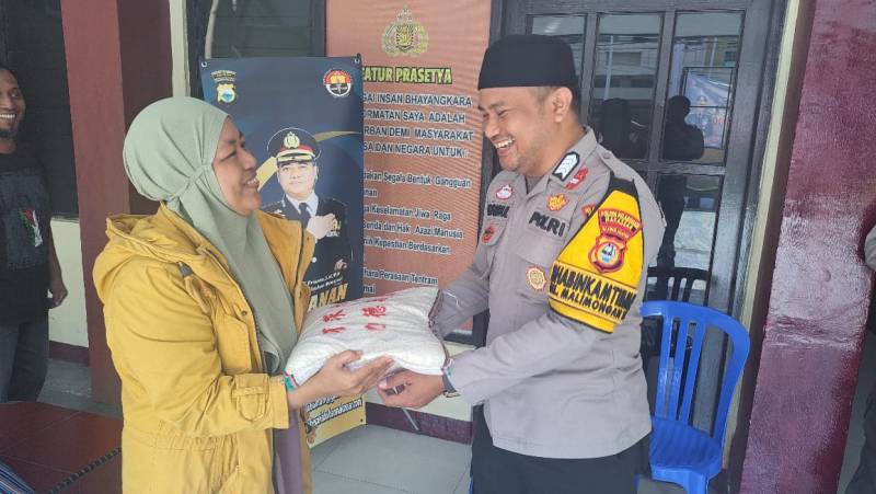 Melalui Bhabinkamtibmas, Polsek Wajo Salurkan Sembako ke Masyarakat 