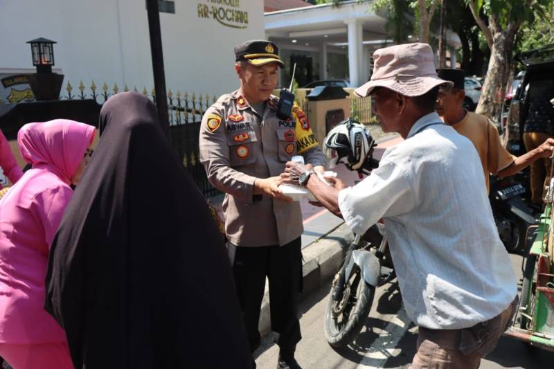 Jumat ke-85, Polres Bantaeng Kembali Bagikan 600 Nasi Kotak Ke Warga