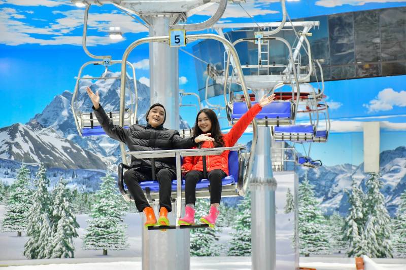ASTON Makassar Bagi-Bagi Voucher Trans Snow World