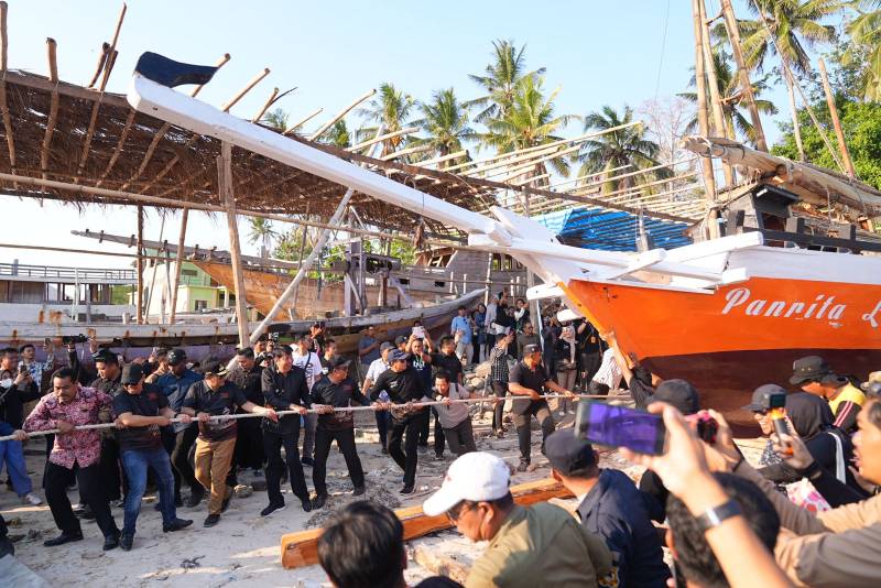 Pj Gubernur Bahtiar Ikut Annyorong Lopi Bersama Warga Bontobahari