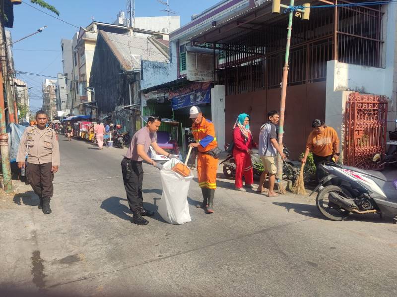 Mempererat Silaturahmi, Para Bhabinkamtibmas Polsek Wajo Kerja Bakti bersama Masyarakat