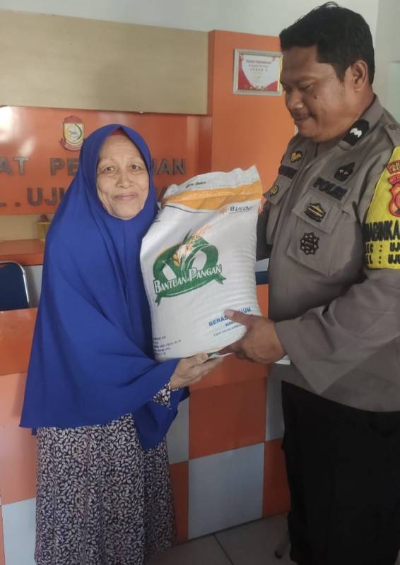 Agar Tepat Sasaran, Bhabinkamtibmas Ujung Tanah Kawal Pendistribusian Beras ke Masyarakat