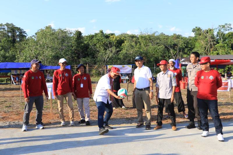 Bupati Budiman Buka Turnamen Volly dan Sepak Bola Mini Lampia Cup I
