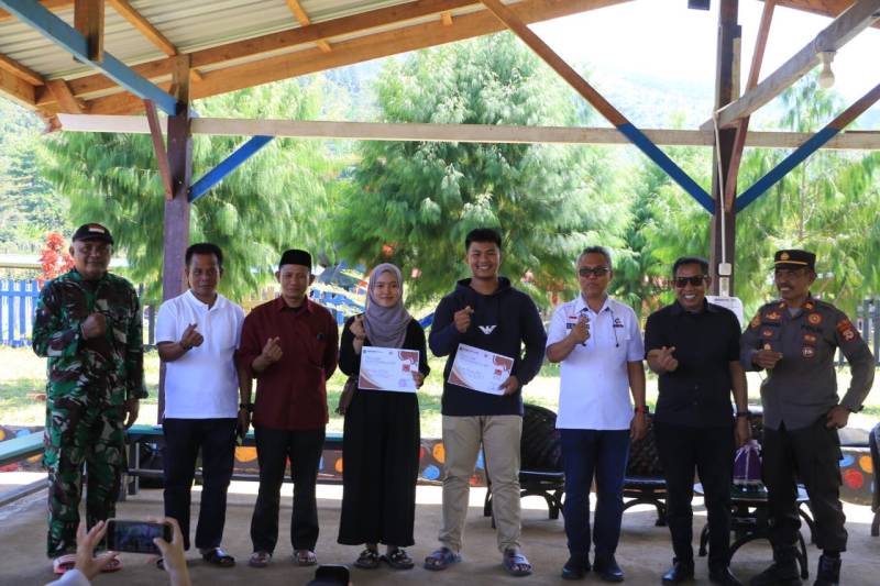 Bupati Budiman Serahkan Piagam Penghargaan Kepada Paskibra Kecamatan Towuti