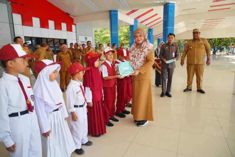 Bupati Maros Bagikan Bantuan Pangan Bergizi Untuk Siswa