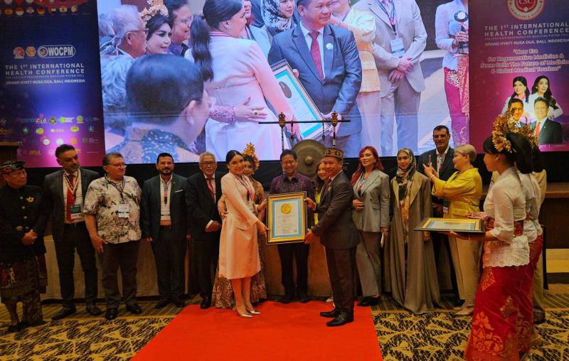 Sehari, Prof Deby Vinski Terima Dua Rekor Sekaligus
