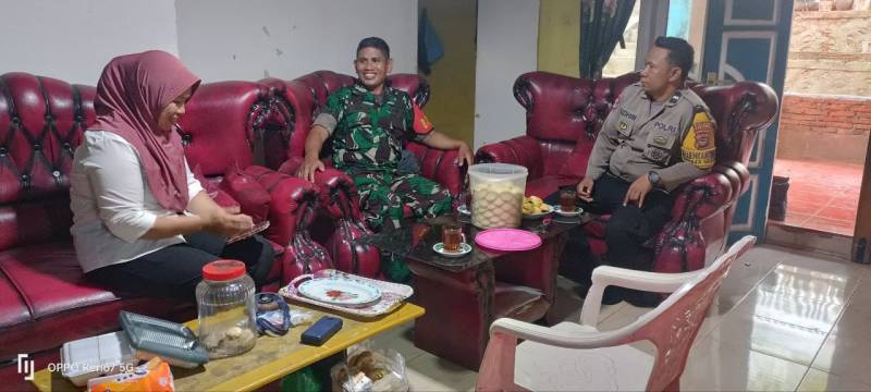 Ciptakan Situasi Kamtibmas Jelang Pemilu 2024, Bhabinkamtibmas Bersama Babinsa Sambagi Warga