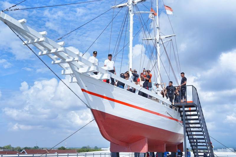 Cita-cita Bahtiar di Atas Kapal Pinisi di Kota Bulukumba