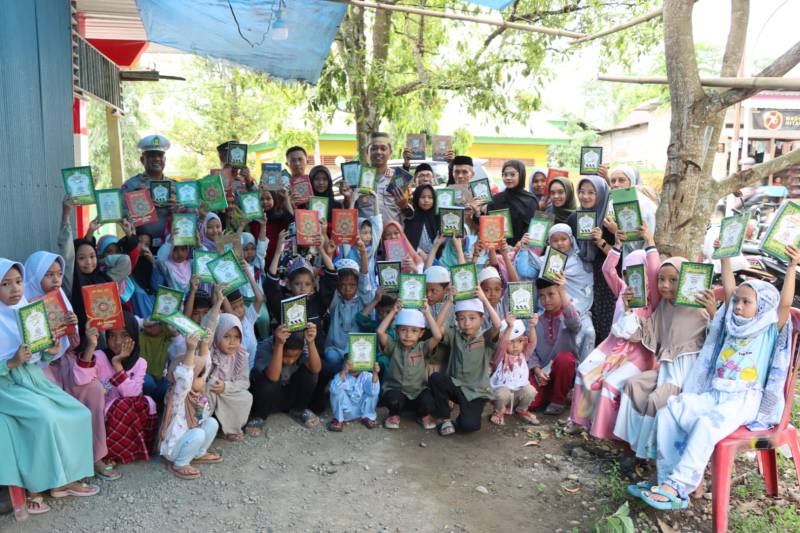 Kapolres Bantaeng Serahkan 60 Buku Iqra dan Al-Qur'an Ke Santri TPA Al-Ikhlas