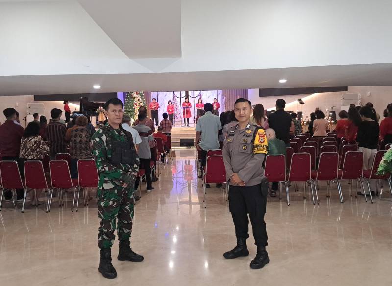Bhabinkamtibmas Melayu Bersama Babinsa Tingkatkan Pengamanan di Sejumlah Gereja 
