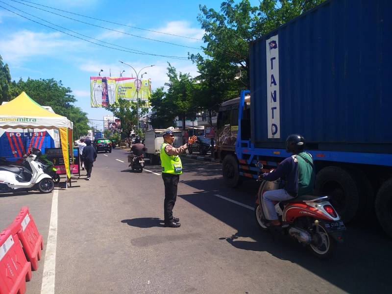 Petugas Pos Pam Operasi Lilin Polres Pelabuhan Makassar Rutin Pengaturan Lalu Lintas 