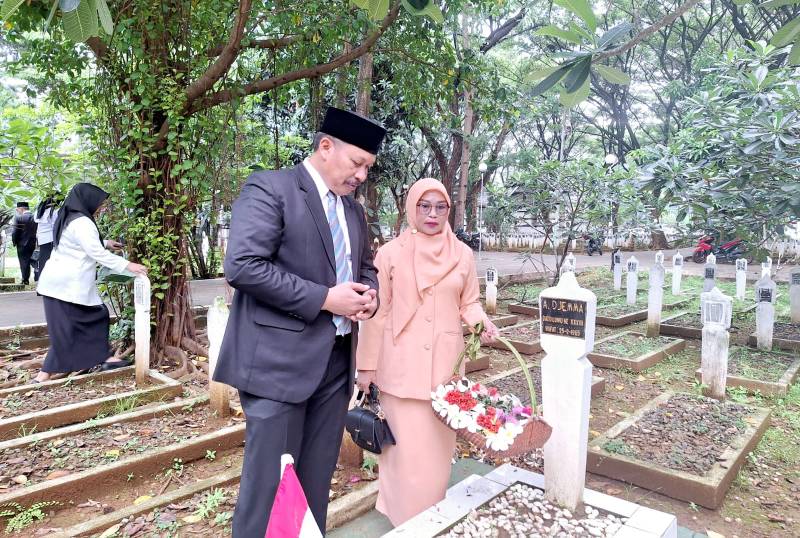 Plt. Kakanwil Kemenag Sulsel Pimpin Ziarah dan Tabur Bunga di TMP Panaikang