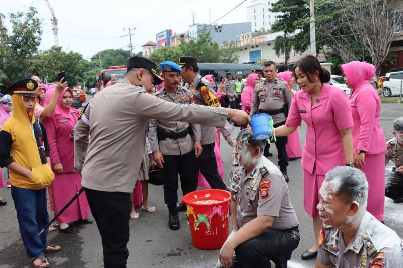 Tradisi Siram Air Kembang Warnai Kenaikan Pangkat 44 Personel Polres Pelabuhan Makassar